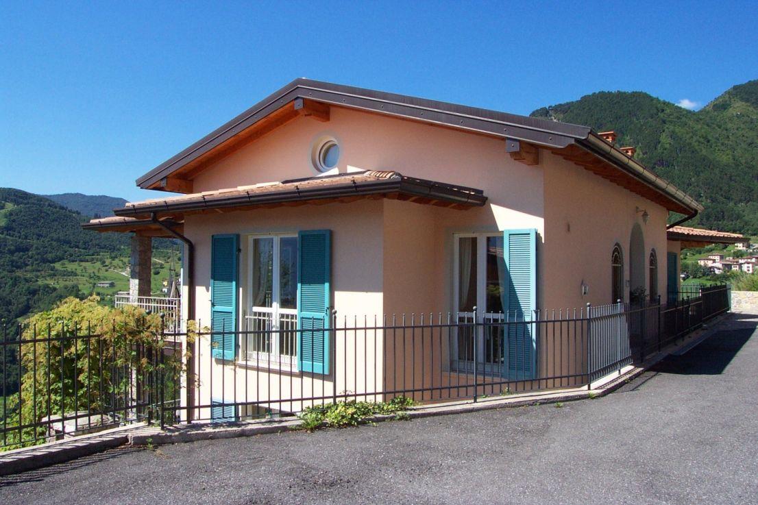 Villa Pineta mit 2 Wohneinheiten, Garten und Garage in Vesio, Tremosine